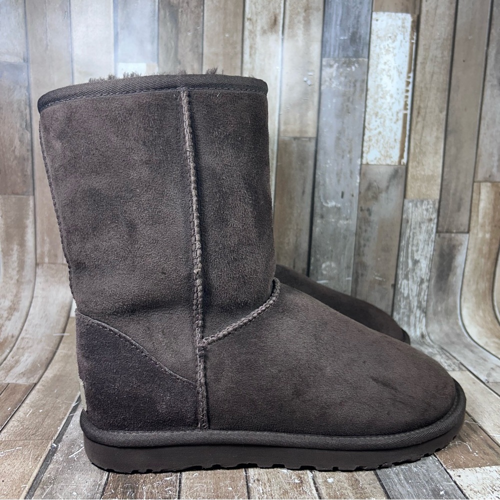 UGG Classic Short 2 Woman Size 6 Brown Leather Round Toe Pull On Suede  Boots